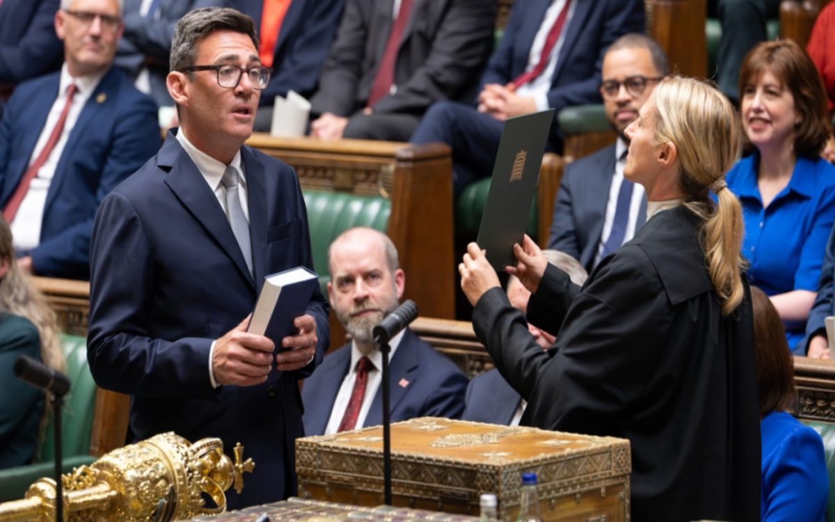 Durante seu período como prefeito de Manchester, Andy Burnham teria trabalhado em parceria com i...